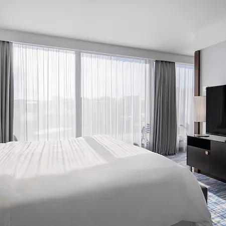 Hotel Renaissance Arc De Triomphe