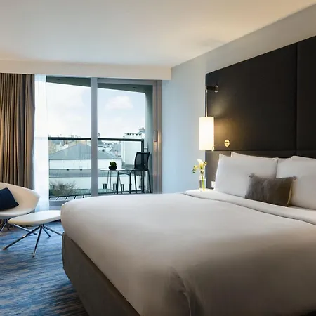 Hotel Renaissance Arc De Triomphe 5*