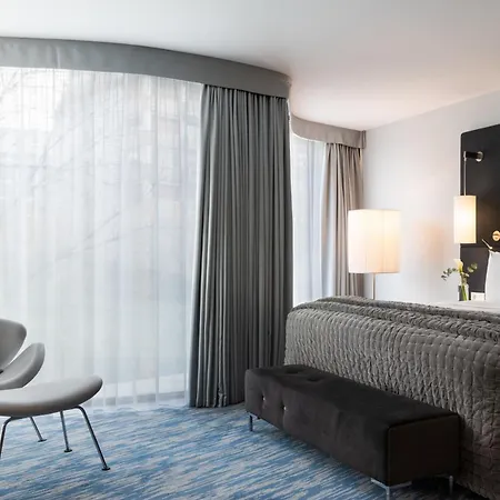 Renaissance Arc De Triomphe