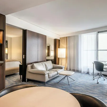 Renaissance Arc De Triomphe 5*