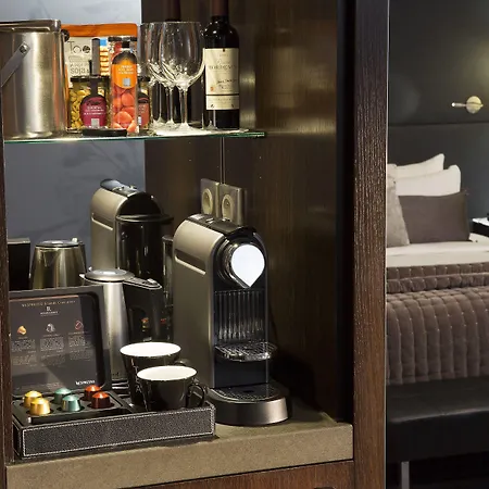 Hotel Renaissance Arc De Triomphe 5*