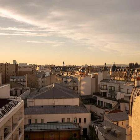Hotel Renaissance Arc De Triomphe 5*