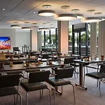 Renaissance Arc De Triomphe Hotel