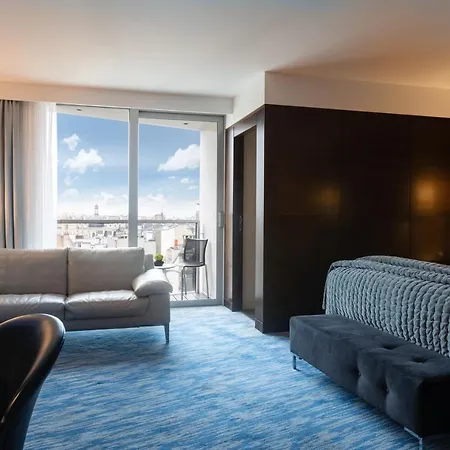 Hotel Renaissance Arc De Triomphe 5*