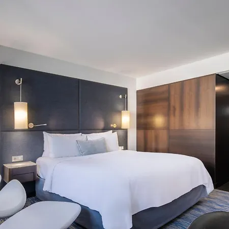Renaissance Arc De Triomphe Hotel 5*