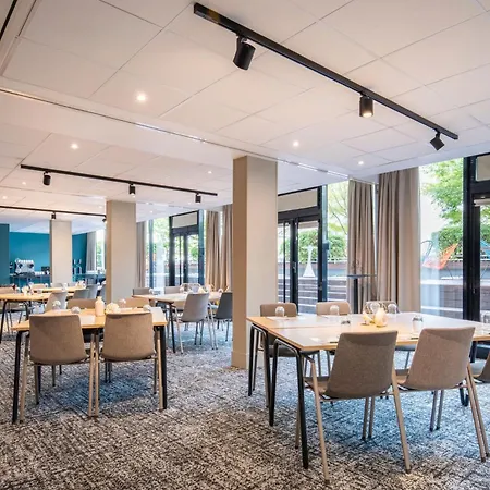 Hotel Renaissance Arc De Triomphe 5*