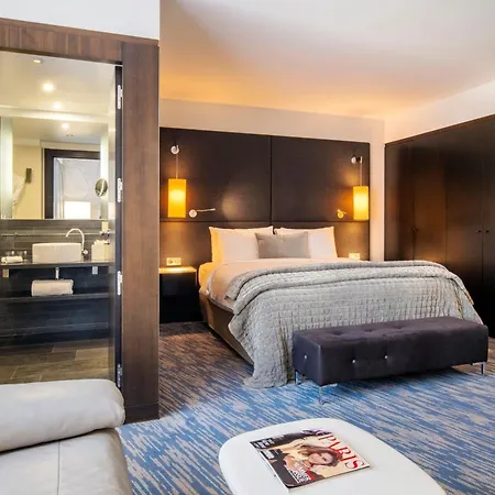 Renaissance Arc De Triomphe 5*