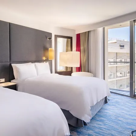 Hotel Renaissance Arc De Triomphe 5*