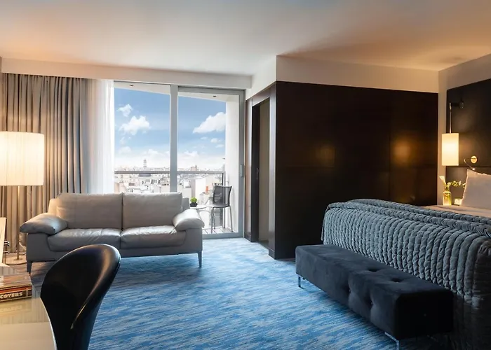 Hotel Renaissance Arc De Triomphe 5*