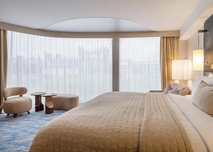 Renaissance Arc De Triomphe 5*