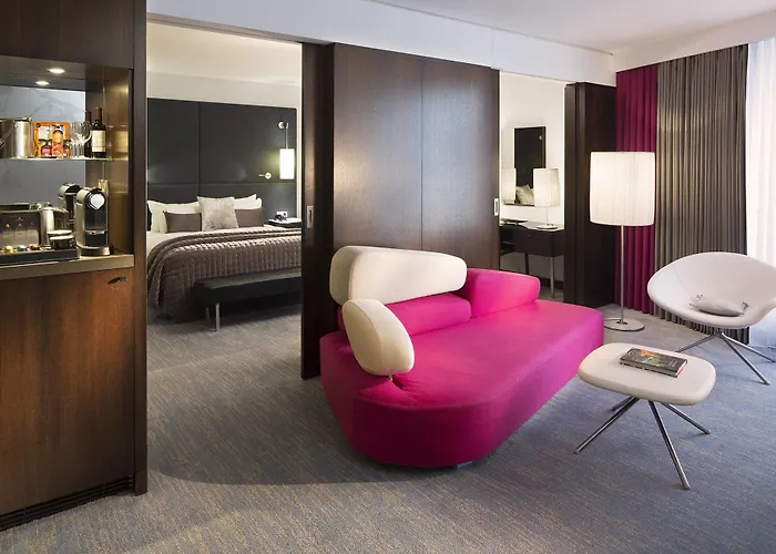 Renaissance Arc De Triomphe 5*