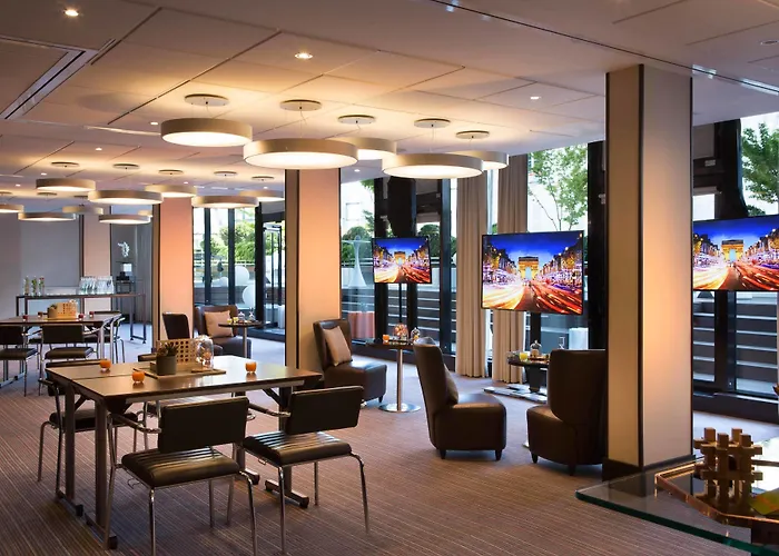 Hotel Renaissance Arc De Triomphe 5*