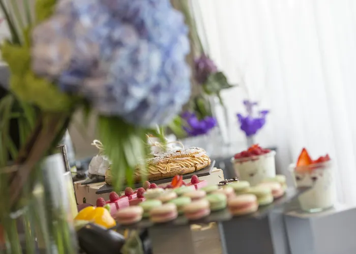 Renaissance Arc De Triomphe