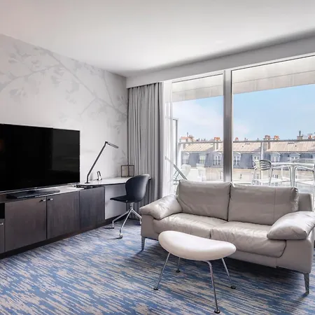 Renaissance Arc De Triomphe 5*