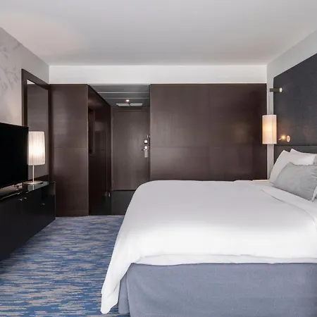 Renaissance Arc De Triomphe París