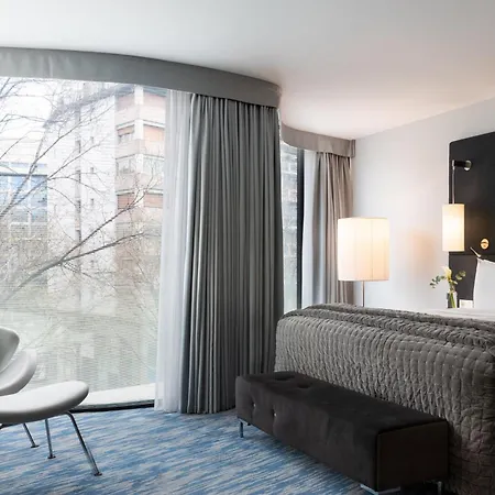 Renaissance Arc De Triomphe