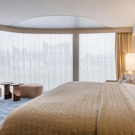 Renaissance Arc De Triomphe 5*