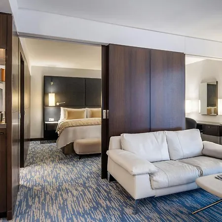 Hotel Renaissance Arc De Triomphe