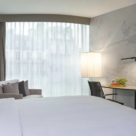 Renaissance Arc De Triomphe 5*