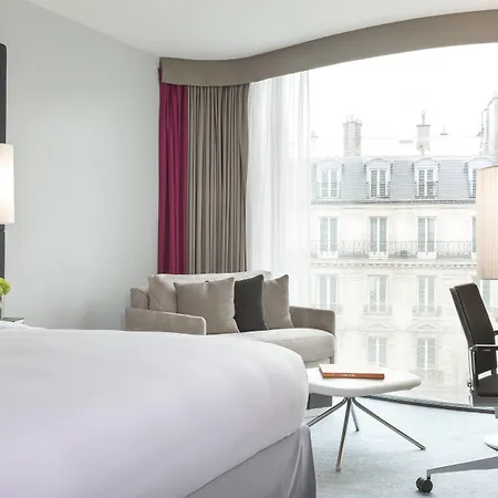 Hotel Renaissance Arc De Triomphe 5*