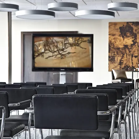 Renaissance Arc De Triomphe 5*