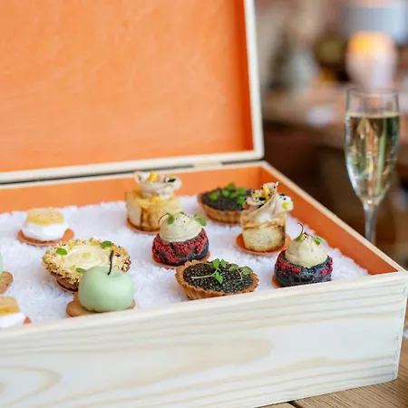 Renaissance Arc De Triomphe