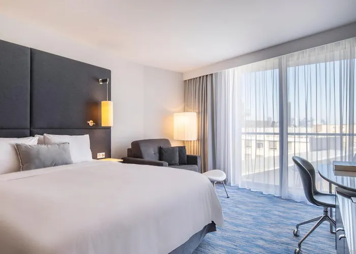 Renaissance Arc De Triomphe 5*