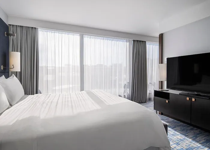 Hotel Renaissance Arc De Triomphe