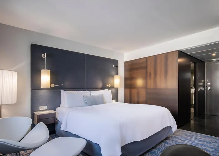 Renaissance Arc De Triomphe Hotel 5*
