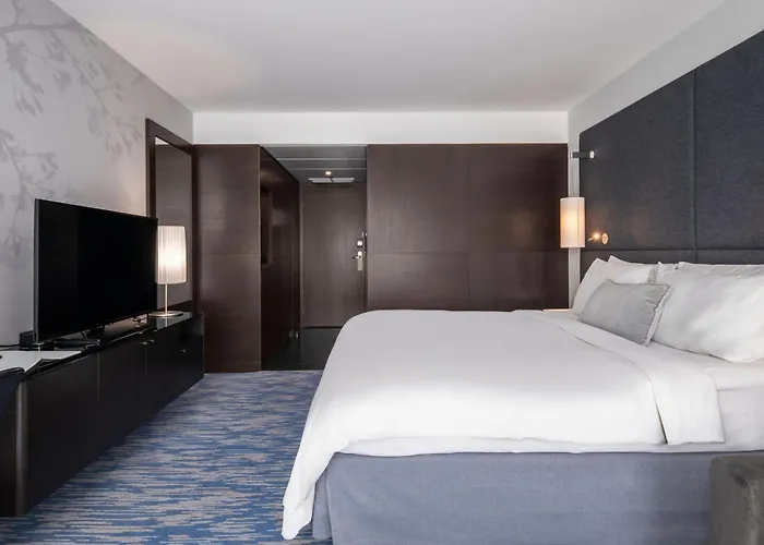 Renaissance Arc De Triomphe París