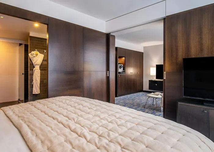 Hotel Renaissance Arc De Triomphe