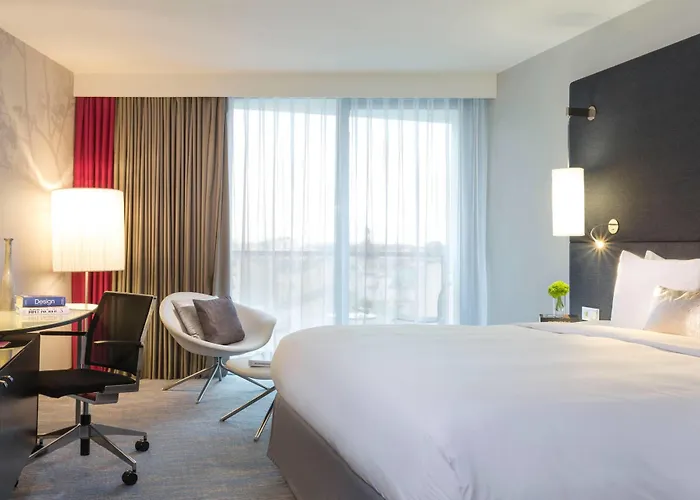 Renaissance Arc De Triomphe Hotel