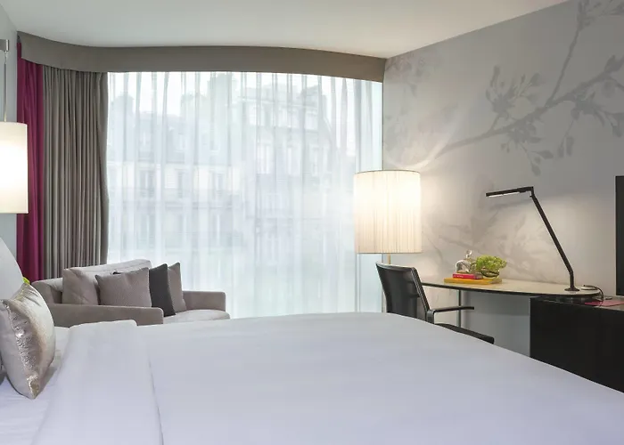 Renaissance Arc De Triomphe 5*