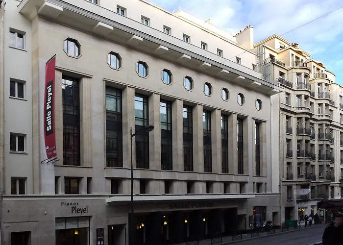 Hotel Renaissance Arc De Triomphe 5*