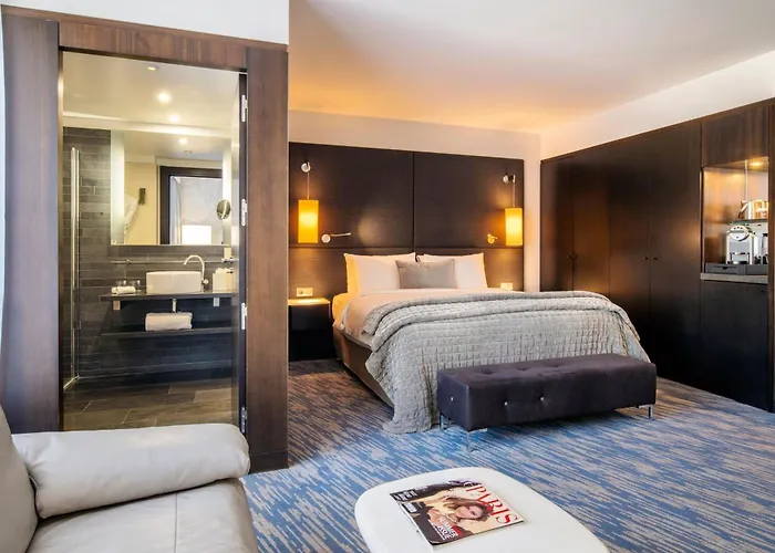 Renaissance Arc De Triomphe 5*