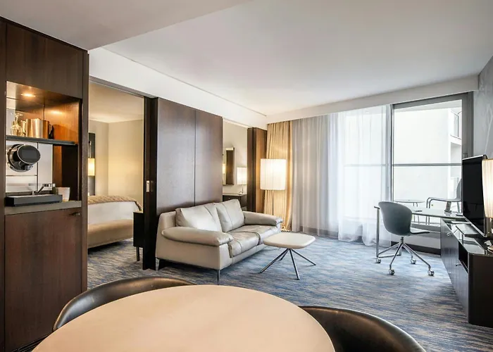 Renaissance Arc De Triomphe 5*