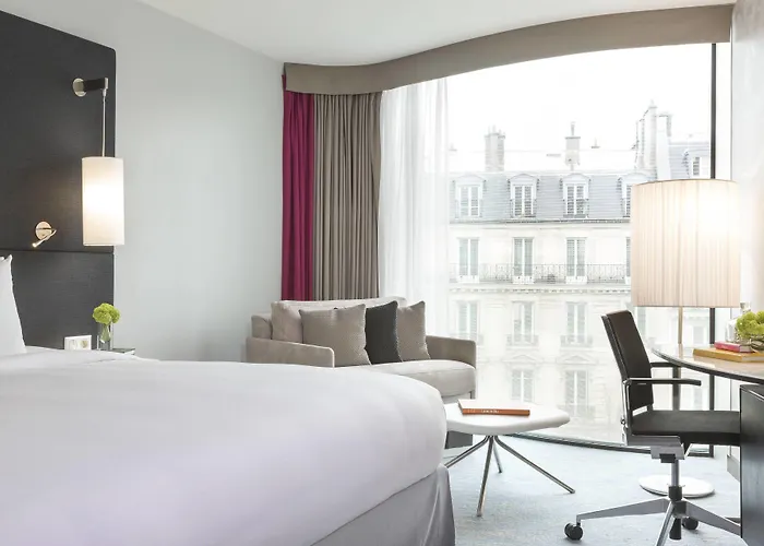 Отель Renaissance Arc De Triomphe 5*