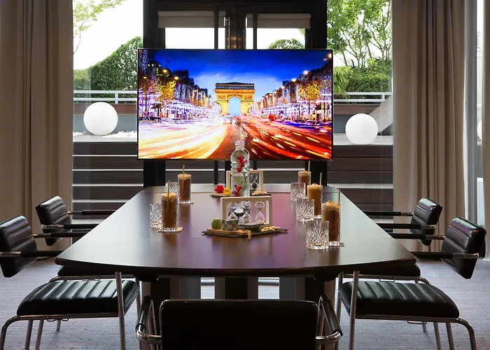 Отель Renaissance Arc De Triomphe 5*