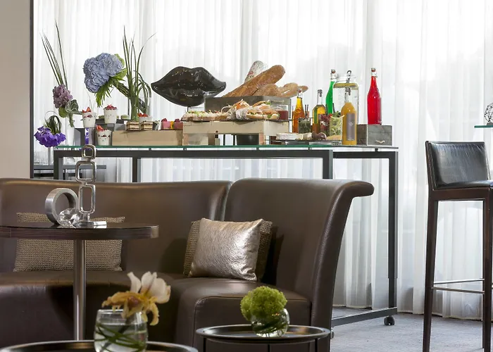 Renaissance Arc De Triomphe