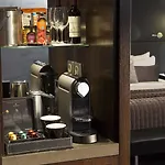 Hotel Renaissance Arc De Triomphe 5*
